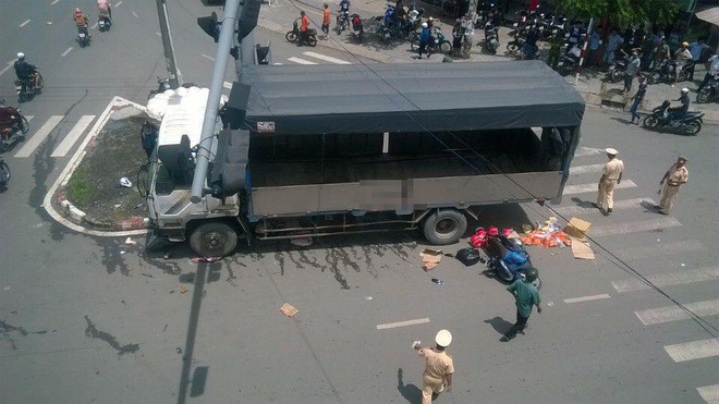 Bi&ecirc;n H&ograve;a: Đừng chờ đ&egrave;n đỏ, 2 người đi xe m&aacute;y bị xe tải đ&acirc;m thẳng v&agrave;o ph&iacute;a sau - Ảnh 3.