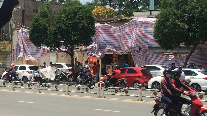 Nam thanh ni&ecirc;n đập ph&aacute; xe &ocirc; t&ocirc; của t&agrave;i xế GrabCar: T&ocirc;i l&agrave;m theo lệnh của b&agrave; chủ qu&aacute;n nhậu! - Ảnh 1.