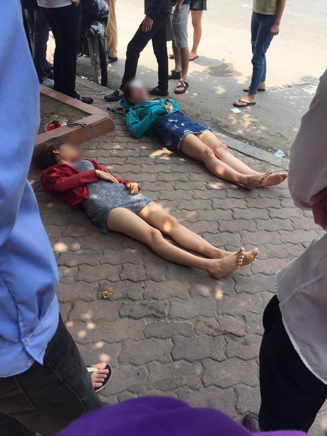 Hà Nội: Đi bộ sang đường, hai cô gái trẻ bị xe máy đâm ngã bất tỉnh - Ảnh 1.