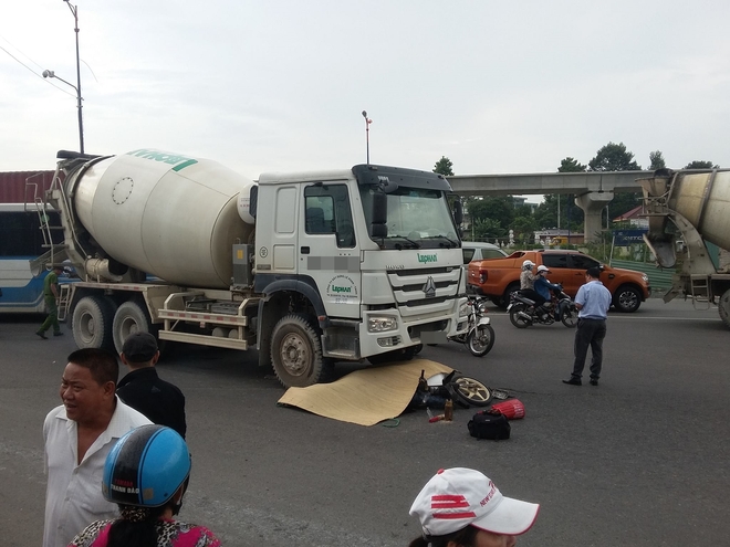 TP.HCM: Va chạm với xe bồn, người phụ nữ chết thảm dưới b&aacute;nh xe - Ảnh 2.
