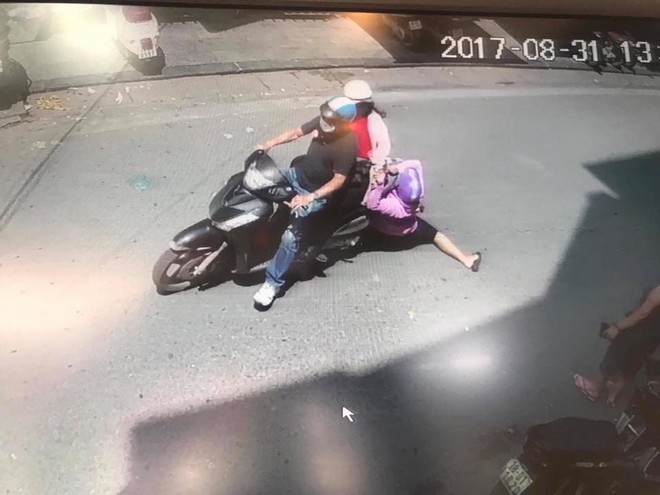 H&agrave; Nội: Đ&ocirc;i nam nữ đi SH cướp t&uacute;i trắng trợn rồi k&eacute;o l&ecirc; người phụ nữ ngay phố H&agrave;ng Mắm - Ảnh 3.