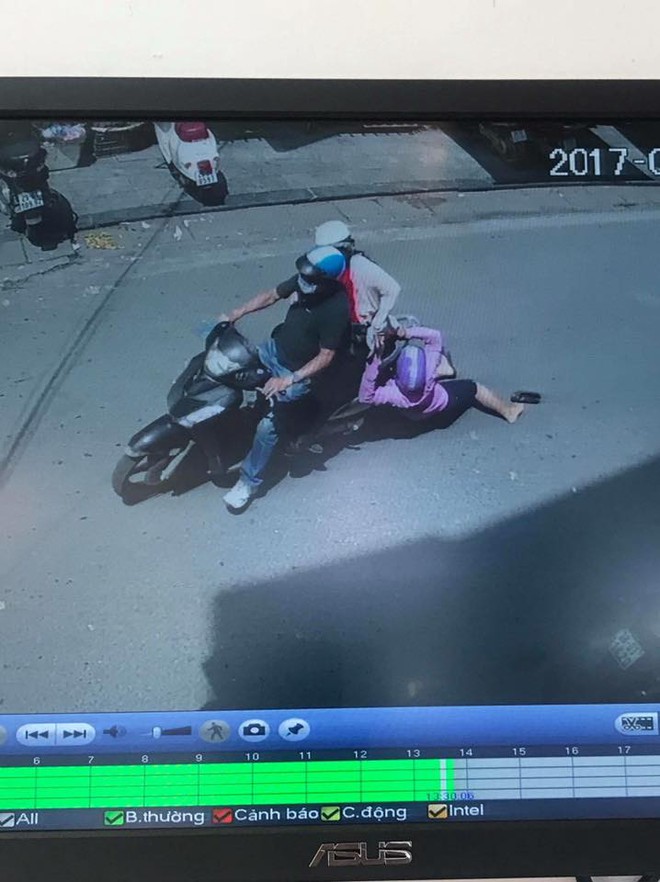 H&agrave; Nội: Đ&ocirc;i nam nữ đi SH cướp t&uacute;i trắng trợn rồi k&eacute;o l&ecirc; người phụ nữ ngay phố H&agrave;ng Mắm - Ảnh 2.