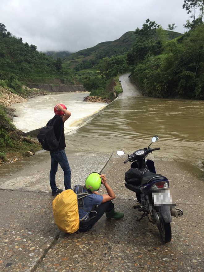 Lần đầu được rủ đi phượt, cậu bạn gặp ngay cảnh nước lũ ngập hết cả đường - Ảnh 2.