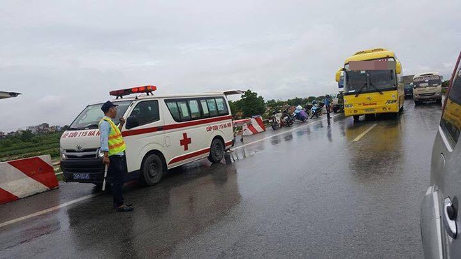 Hai xe khách tông nhau bẹp dúm trên cao tốc Pháp Vân - Cầu Giẽ, 10 người bị thương - Ảnh 4.
