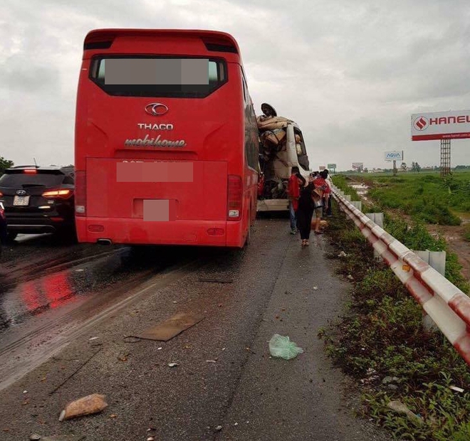 Hai xe khách tông nhau bẹp dúm trên cao tốc Pháp Vân - Cầu Giẽ, 10 người bị thương - Ảnh 2.