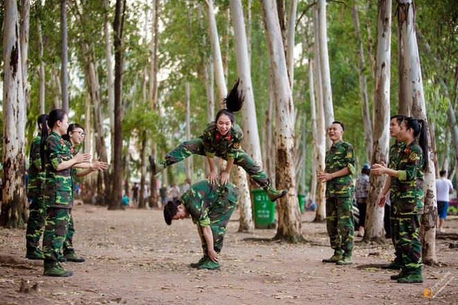 Cô giáo xinh đẹp dạy môn Quốc Phòng - An Ninh khiến HS ầm ầm muốn học lại - Ảnh 5.