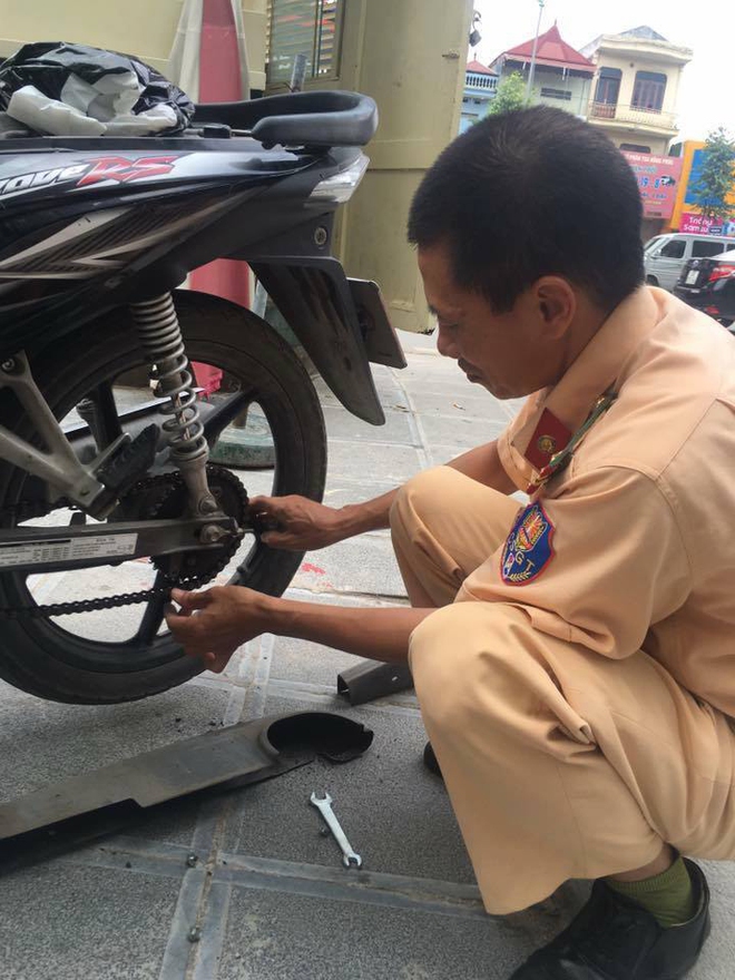 H&igrave;nh ảnh đẹp của chiến sĩ CSGT khiến ai cũng thấy ấm l&ograve;ng - Ảnh 1.