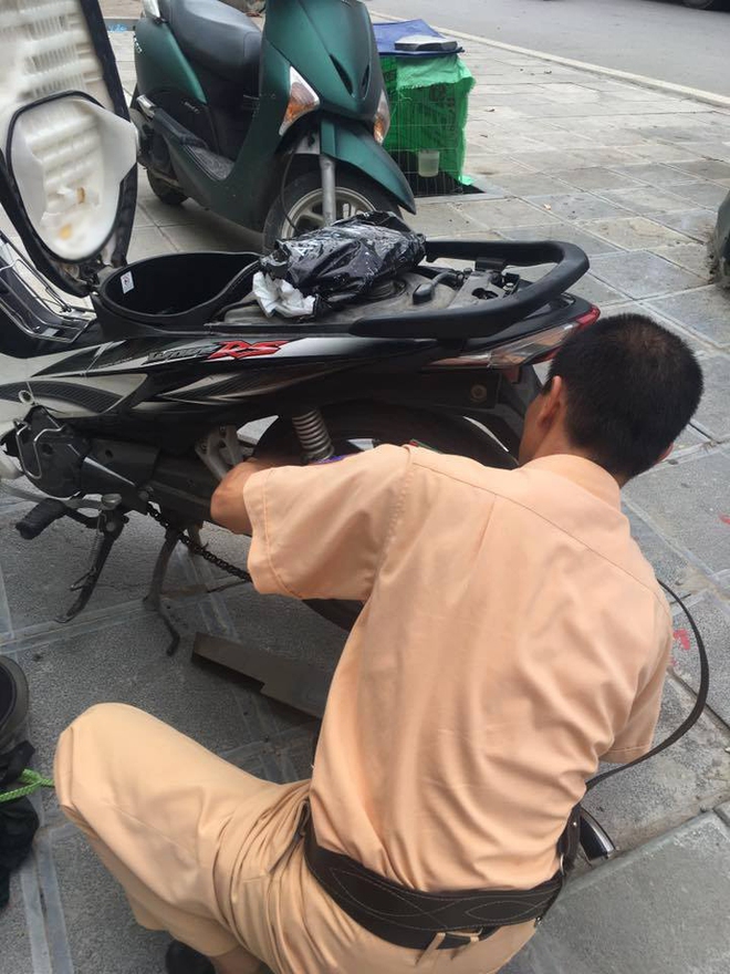 H&igrave;nh ảnh đẹp của chiến sĩ CSGT khiến ai cũng thấy ấm l&ograve;ng - Ảnh 2.