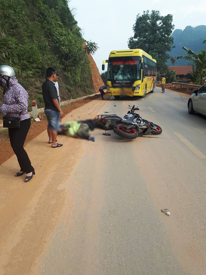 Tuyên Quang: Xe khách tông trực diện môtô, đôi vợ chồng phượt thủ nằm bất động giữa đường - Ảnh 1.