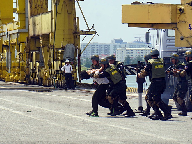Xem lực lượng đặc nhiệm ở Đà Nẵng diễn tập phòng chống khủng bố như phim hành động - Ảnh 9.