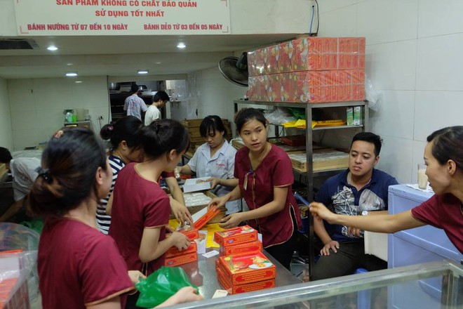 Trước ngày nghỉ lễ 2/9, người Hà Nội xếp hàng mua bánh trung thu Bảo Phương đến tận khuya - Ảnh 3.