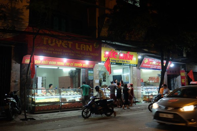 Trước ng&agrave;y nghỉ lễ 2/9, người H&agrave; Nội xếp h&agrave;ng mua b&aacute;nh trung thu Bảo Phương đến tận khuya - Ảnh 8.