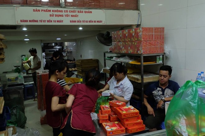 Trước ng&agrave;y nghỉ lễ 2/9, người H&agrave; Nội xếp h&agrave;ng mua b&aacute;nh trung thu Bảo Phương đến tận khuya - Ảnh 6.
