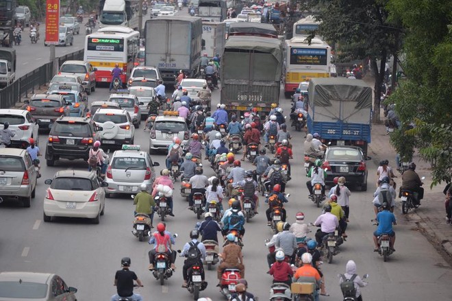 Kết thúc kỳ nghỉ lễ, người dân lỉnh kỉnh đồ đạc, mang theo trẻ nhỏ ùn ùn trở lại Hà Nội và Sài Gòn - Ảnh 14.