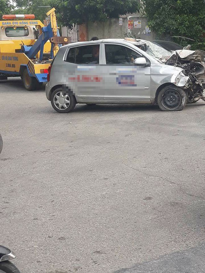 Hải Dương: Xe taxi mất l&aacute;i đ&acirc;m thủng bức tường tr&ecirc;n đường - Ảnh 1.