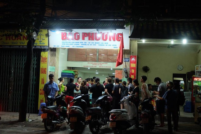 Trước ng&agrave;y nghỉ lễ 2/9, người H&agrave; Nội xếp h&agrave;ng mua b&aacute;nh trung thu Bảo Phương đến tận khuya - Ảnh 7.