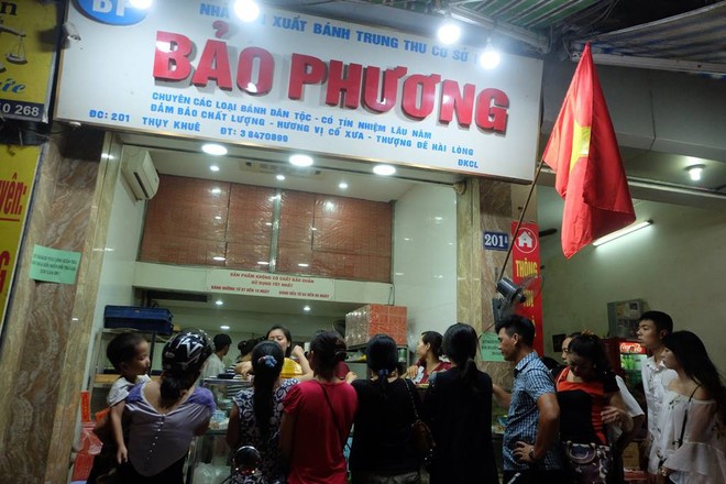 Trước ng&agrave;y nghỉ lễ 2/9, người H&agrave; Nội xếp h&agrave;ng mua b&aacute;nh trung thu Bảo Phương đến tận khuya - Ảnh 1.