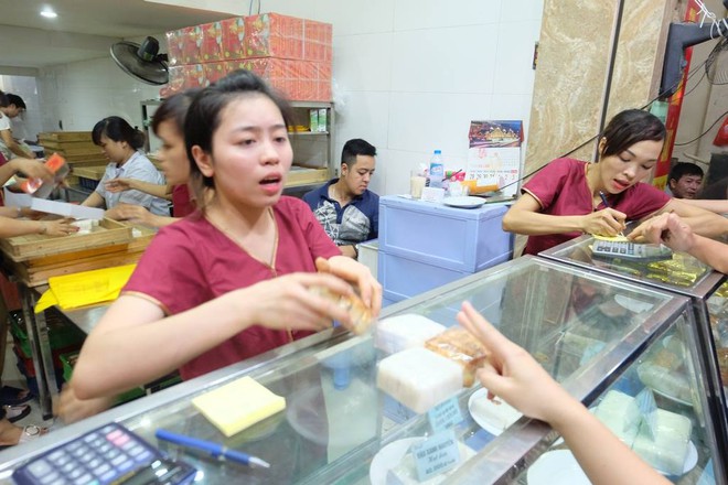 Trước ng&agrave;y nghỉ lễ 2/9, người H&agrave; Nội xếp h&agrave;ng mua b&aacute;nh trung thu Bảo Phương đến tận khuya - Ảnh 4.