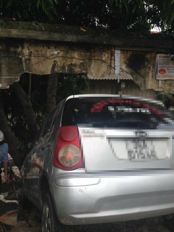 Hải Dương: Xe taxi mất l&aacute;i đ&acirc;m thủng bức tường tr&ecirc;n đường - Ảnh 2.