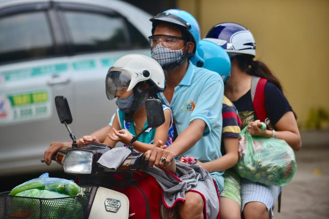 Kết thúc kỳ nghỉ lễ, người dân lỉnh kỉnh đồ đạc, mang theo trẻ nhỏ ùn ùn trở lại Hà Nội và Sài Gòn - Ảnh 15.