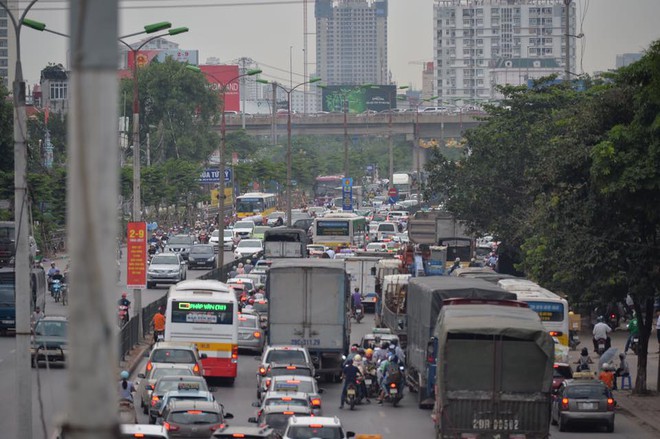 Kết thúc kỳ nghỉ lễ, người dân lỉnh kỉnh đồ đạc, mang theo trẻ nhỏ ùn ùn trở lại Hà Nội và Sài Gòn - Ảnh 16.