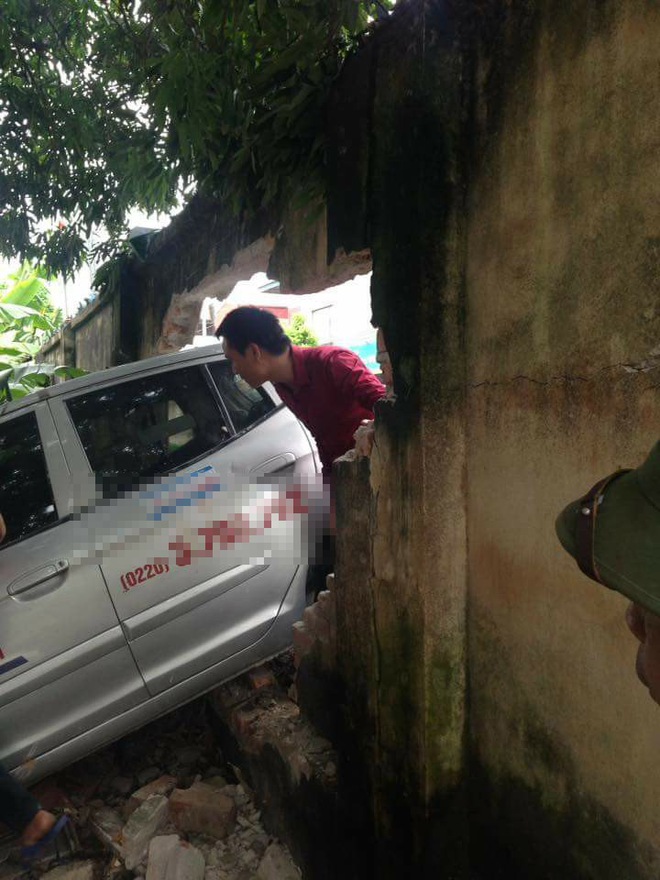 Hải Dương: Xe taxi mất l&aacute;i đ&acirc;m thủng bức tường tr&ecirc;n đường - Ảnh 4.