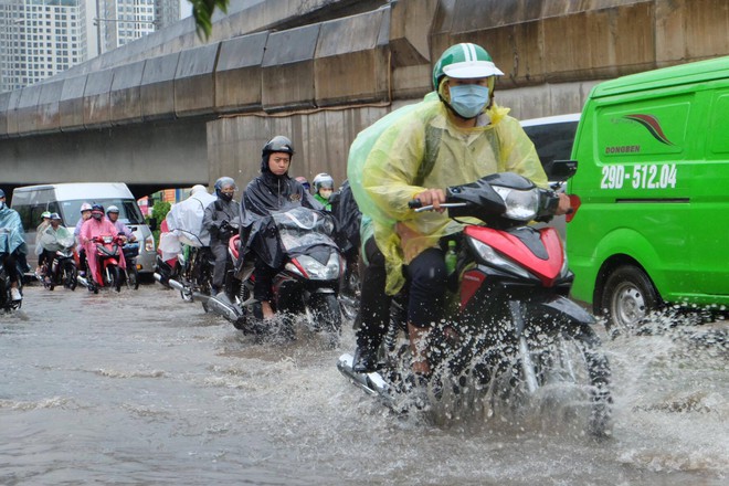 Người dân từ các tỉnh đổ về Thủ đô chật vật di chuyển trong mưa lớn sau kì nghỉ lễ kéo dài - Ảnh 3.