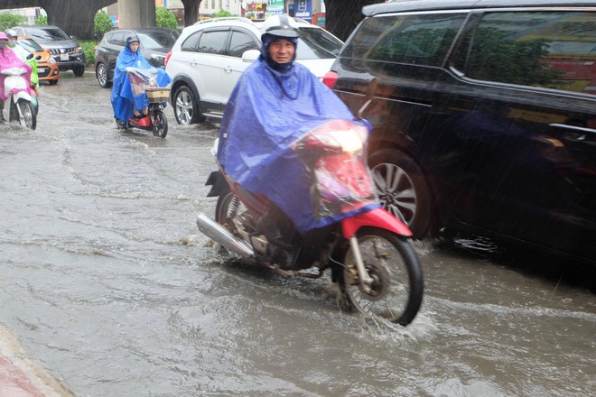 Người dân từ các tỉnh đổ về Thủ đô chật vật di chuyển trong mưa lớn sau kì nghỉ lễ kéo dài - Ảnh 5.
