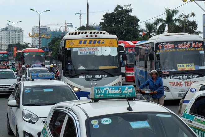 Kết thúc kỳ nghỉ lễ, người dân lỉnh kỉnh đồ đạc, mang theo trẻ nhỏ ùn ùn trở lại Hà Nội và Sài Gòn - Ảnh 11.