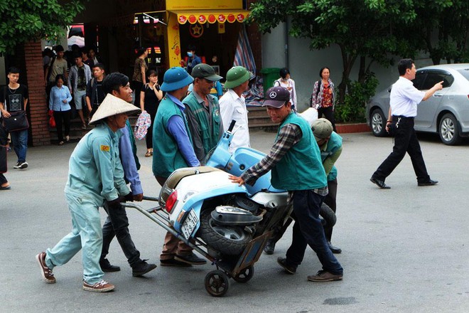 Kết thúc kỳ nghỉ lễ, người dân lỉnh kỉnh đồ đạc, mang theo trẻ nhỏ ùn ùn trở lại Hà Nội và Sài Gòn - Ảnh 9.