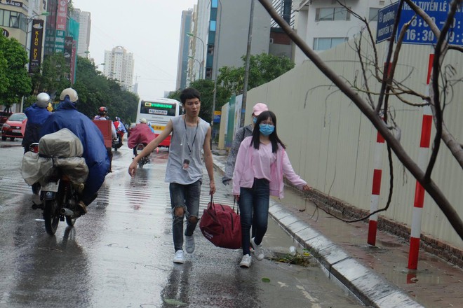 Người dân từ các tỉnh đổ về Thủ đô chật vật di chuyển trong mưa lớn sau kì nghỉ lễ kéo dài - Ảnh 16.