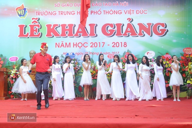 Thầy B&igrave;nh - Hiệu trưởng trường Việt Đức h&oacute;a g&agrave; trống, vui vẻ nhảy m&uacute;a b&ecirc;n  học sinh trong lễ khai giảng - Ảnh 5.