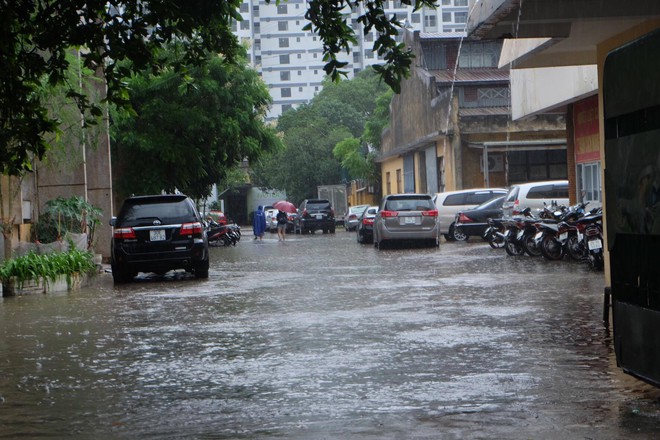 Người dân từ các tỉnh đổ về Thủ đô chật vật di chuyển trong mưa lớn sau kì nghỉ lễ kéo dài - Ảnh 13.