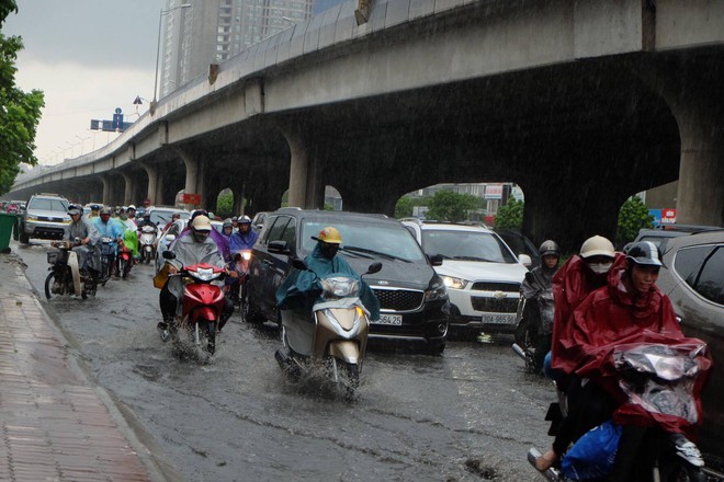 Người dân từ các tỉnh đổ về Thủ đô chật vật di chuyển trong mưa lớn sau kì nghỉ lễ kéo dài - Ảnh 2.