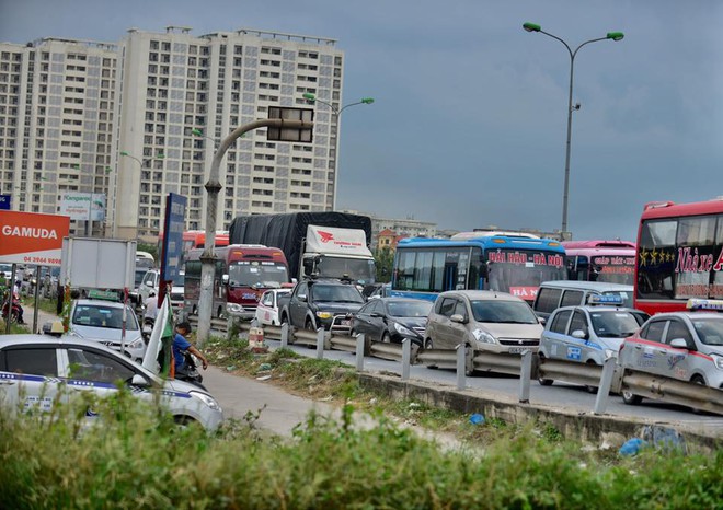 Kết thúc kỳ nghỉ lễ, người dân lỉnh kỉnh đồ đạc, mang theo trẻ nhỏ ùn ùn trở lại Hà Nội và Sài Gòn - Ảnh 13.