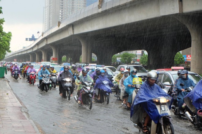 Người dân từ các tỉnh đổ về Thủ đô chật vật di chuyển trong mưa lớn sau kì nghỉ lễ kéo dài - Ảnh 4.