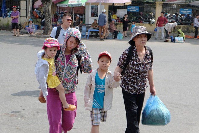 Kết thúc kỳ nghỉ lễ, người dân lỉnh kỉnh đồ đạc, mang theo trẻ nhỏ ùn ùn trở lại Hà Nội và Sài Gòn - Ảnh 6.