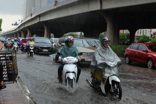 Người dân từ các tỉnh đổ về Thủ đô chật vật di chuyển trong mưa lớn sau kì nghỉ lễ kéo dài - Ảnh 9.