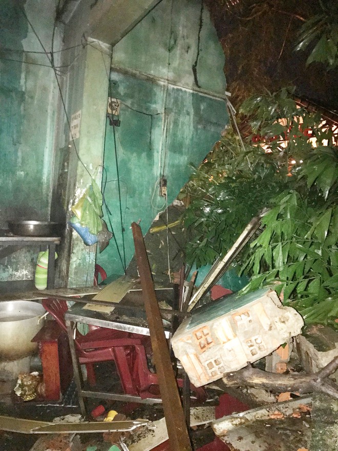 Mưa lớn khiến c&acirc;y xanh ở S&agrave;i G&ograve;n bật gốc đ&egrave; tr&uacute;ng 4 căn nh&agrave;, hai mẹ con mắc kẹt hoảng loạn k&ecirc;u cứu - Ảnh 1.