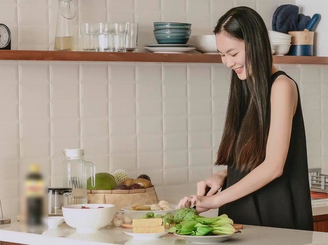 Đăng ảnh v&ograve;ng 2 lớn bất thường, Helly Tống đang mang thai?  - Ảnh 1.
