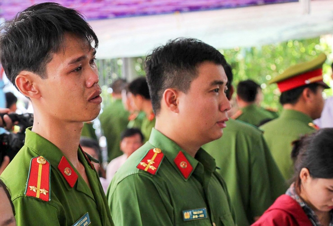 Đồng đội nghẹn ngào tiễn đưa chiến sĩ PCCC hy sinh khi tham gia dập lửa tại ngôi nhà ở Sài Gòn - Ảnh 1.