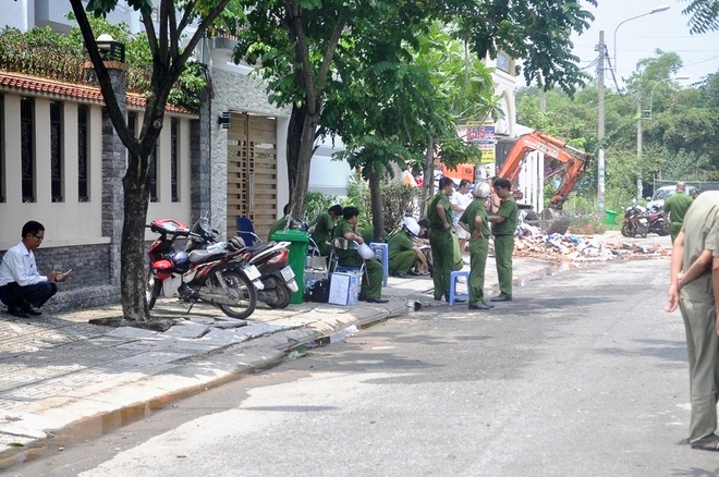 Đồng đội nghẹn ngào tiễn đưa chiến sĩ PCCC hy sinh khi tham gia dập lửa tại ngôi nhà ở Sài Gòn - Ảnh 17.