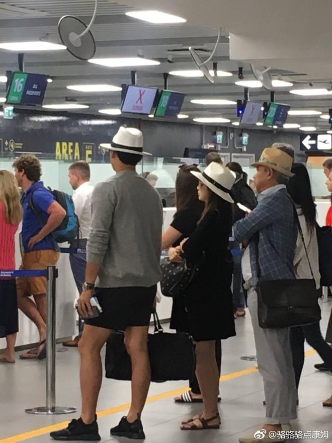 Lộ ảnh hiếm hoi Bi Rain v&agrave; Kim Tae Hee đội mũ đ&ocirc;i tại s&acirc;n bay &Yacute; trong kỳ nghỉ dưỡng thai - Ảnh 2.