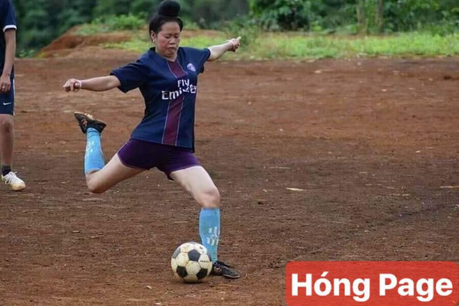 Trận đ&aacute; b&oacute;ng si&ecirc;u chất: Cầu thủ chỉ to&agrave;n l&agrave; c&aacute;c c&ocirc; U40, U50 vẫn chiến đấu hết m&igrave;nh! - Ảnh 3.