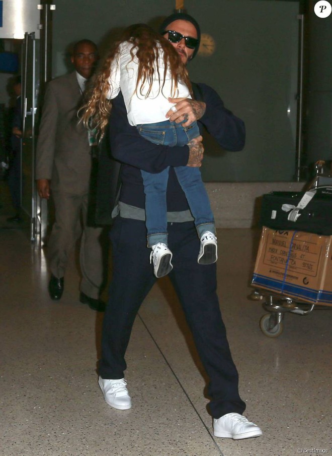 Loạt ảnh chứng minh: D&ugrave; lớn thế n&agrave;o, Harper vẫn sẽ lu&ocirc;n l&agrave; c&ocirc;ng ch&uacute;a nhỏ trong v&ograve;ng tay che chở của Beckham - Ảnh 17.