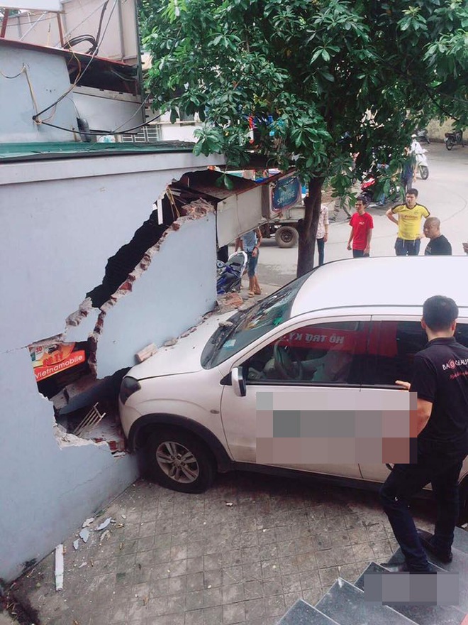 Hà Nội: Xe taxi mất lái đâm sập tường nhà dân trên phố Trung Kính - Ảnh 1.