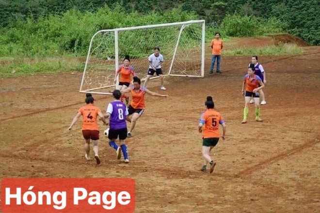 Trận đ&aacute; b&oacute;ng si&ecirc;u chất: Cầu thủ chỉ to&agrave;n l&agrave; c&aacute;c c&ocirc; U40, U50 vẫn chiến đấu hết m&igrave;nh! - Ảnh 2.