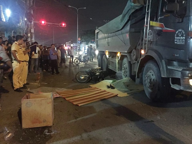 TP. HCM: Vợ g&agrave;o kh&oacute;c thảm thiết b&ecirc;n thi thể chồng dưới b&aacute;nh xe ben - Ảnh 1.
