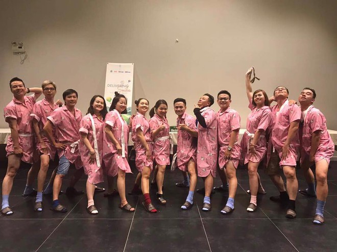 C&ocirc;ng ty chơi lớn: Tiệc t&ugrave;ng ho&agrave;nh tr&aacute;ng nhưng nh&acirc;n vi&ecirc;n lại hồn nhi&ecirc;n mặc pijama đến dự - Ảnh 4.