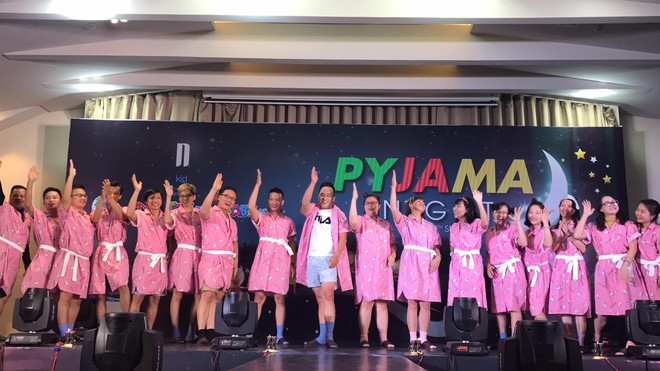 C&ocirc;ng ty chơi lớn: Tiệc t&ugrave;ng ho&agrave;nh tr&aacute;ng nhưng nh&acirc;n vi&ecirc;n lại hồn nhi&ecirc;n mặc pijama đến dự - Ảnh 8.